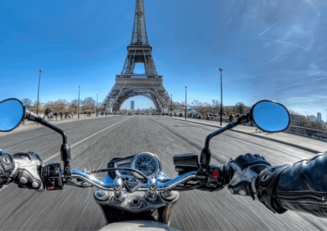 Tour Eiffel vue depuis moto