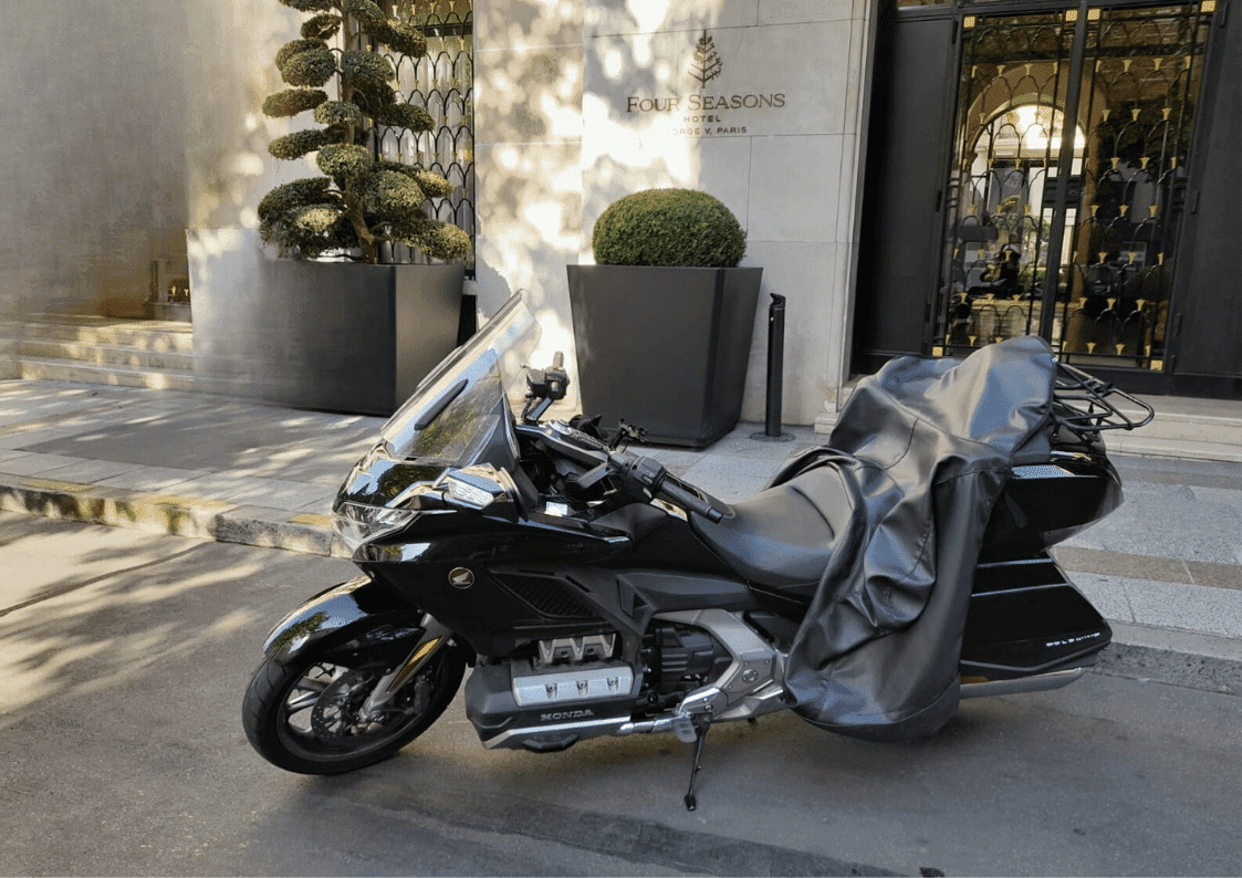 Moto devant bâtiment